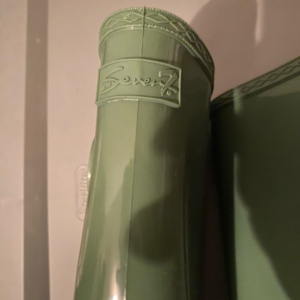Seven - rain boots in excellent condition